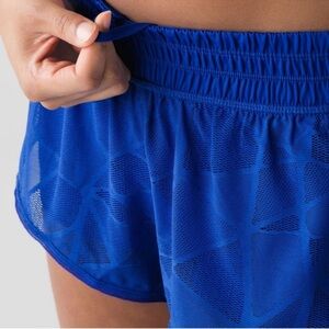 NWOT RARE Athleta Mesh Racer Run Short 4” Size S in Blue Multi